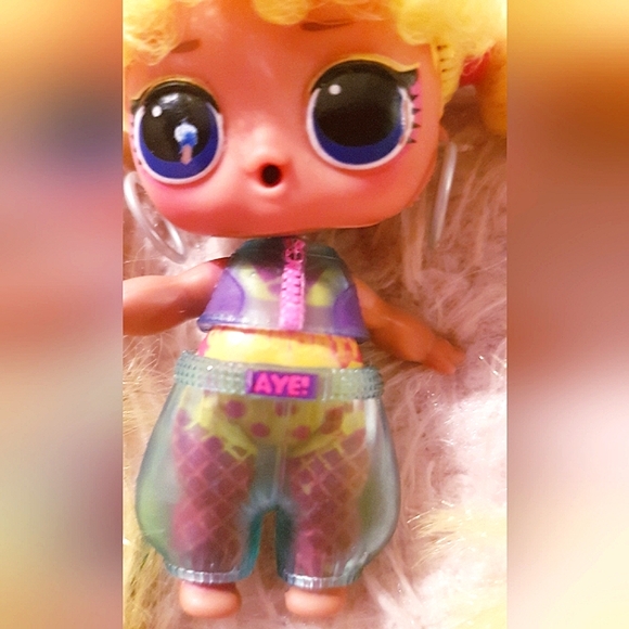 L.O.L Surprise! Remix Hip Hop Club Nae Nae Doll Hair Flip Tots Lil Outrageous - Picture 5 of 10